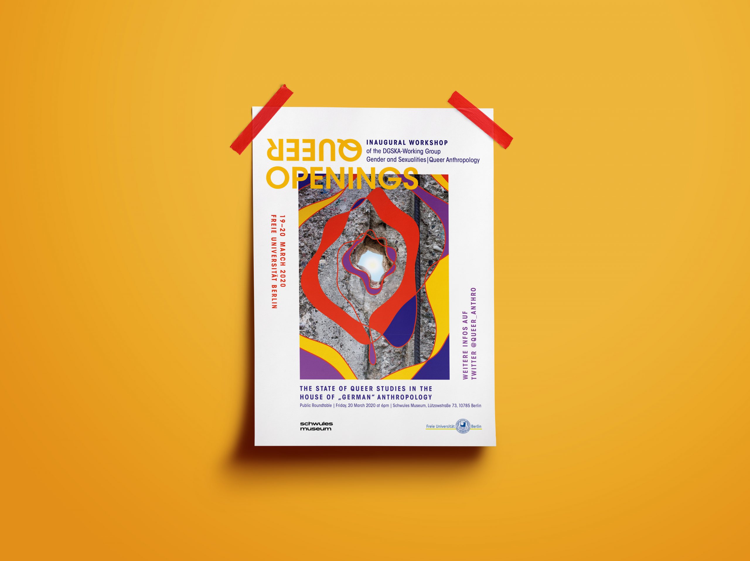 Plakat für einen einen Workshop "Queer Opening" klebt mit roten Klebestreifen an einer sonnegelben Wand.