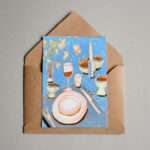 Jule Richter, Illustratorin und Animationsdesignerin – Abbildung eines Briefumschlags mit einer illustrierten Postkarte davor.